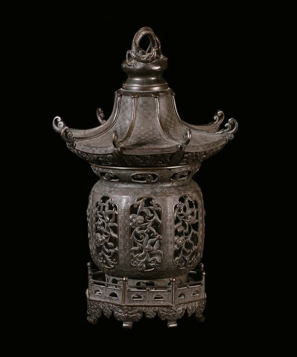 Bruciaprofumo a guisa di Pagoda in bronzo a patina scura, Cina, Dinastia Ming, marca apocrifa Xuande