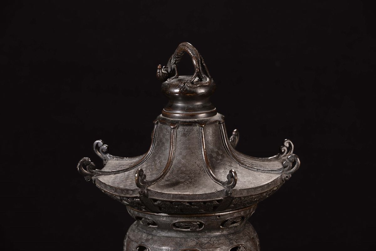 Bruciaprofumo a Guisa di Pagoda in Bronzo a Patina Scura, Cina, Dinastia Ming, Marca Apocrifa Xua...
