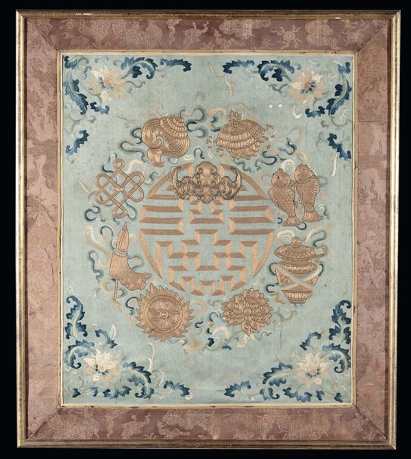Tessuto di seta ricamato con simboli buddisti in filo dorato, Cina, Dinastia Qing, inizio XIX secolo