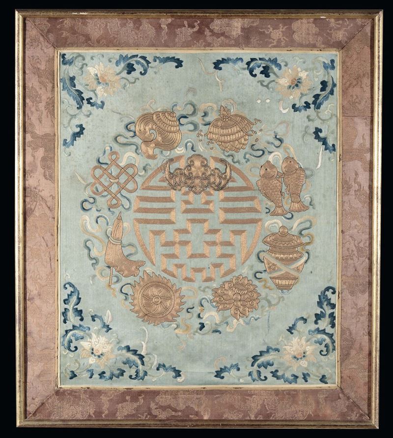 Tessuto di seta ricamato con simboli buddisti in filo dorato, Cina, Dinastia Qing, inizio XIX secolo  - Asta Fine Chinese Works of Art - II - Cambi Casa d'Aste