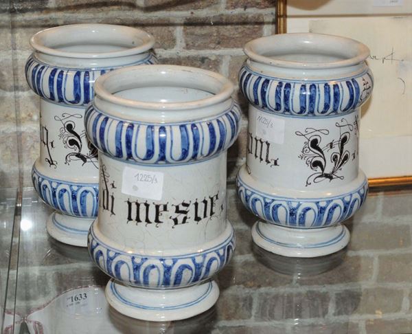 Tre vasi da farmacia in maiolica con decoro bianco e blu, XIX secolo