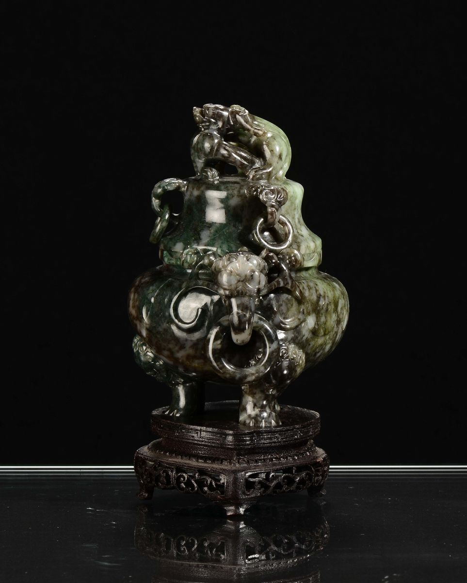 Vasetto in Giada con Coperchio Raffigurante Draghi e Altri Animali, Cina XX Secolo