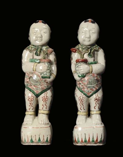 Coppia di Figure Erette in Porcellana Policroma, Cina, Dinastia Qing, Periodo Kangxi (1662-1722)