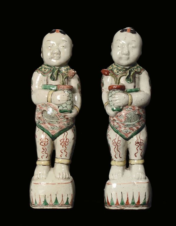 Coppia di figure erette in porcellana policroma, Cina, Dinastia Qing, Periodo Kangxi (1662-1722)