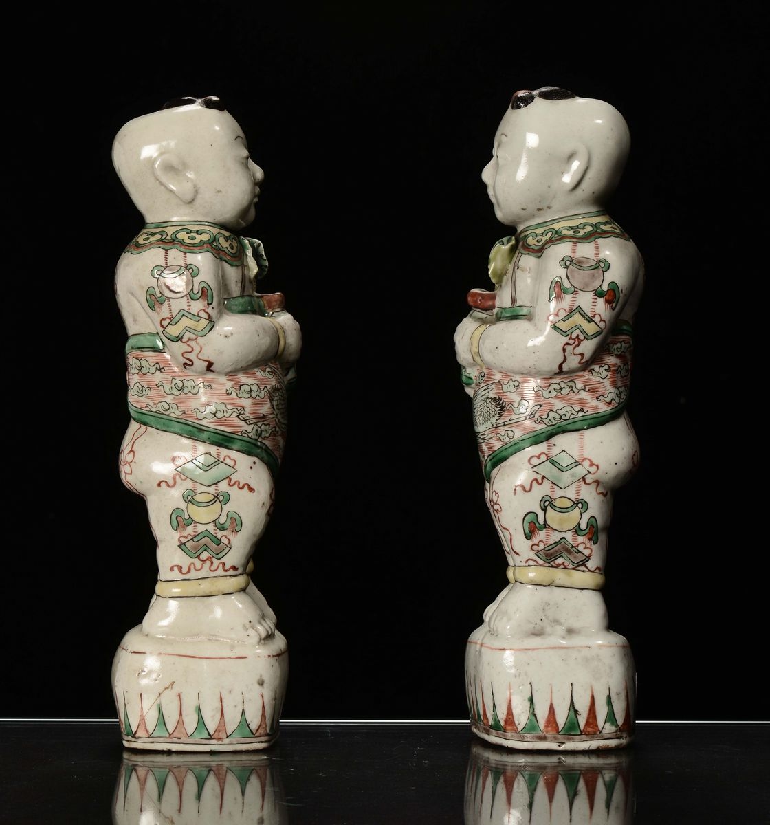 Coppia di Figure Erette in Porcellana Policroma, Cina, Dinastia Qing, Periodo Kangxi (1662-1722)