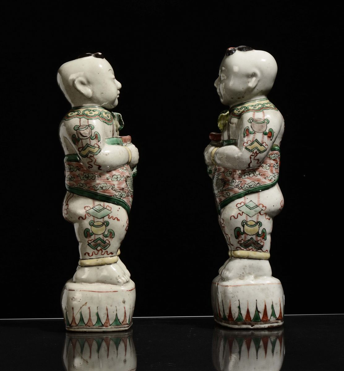 Coppia di Figure Erette in Porcellana Policroma, Cina, Dinastia Qing, Periodo Kangxi (1662-1722)