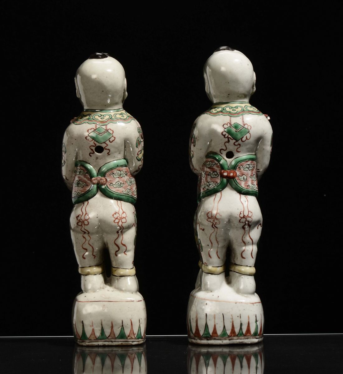 Coppia di Figure Erette in Porcellana Policroma, Cina, Dinastia Qing, Periodo Kangxi (1662-1722)