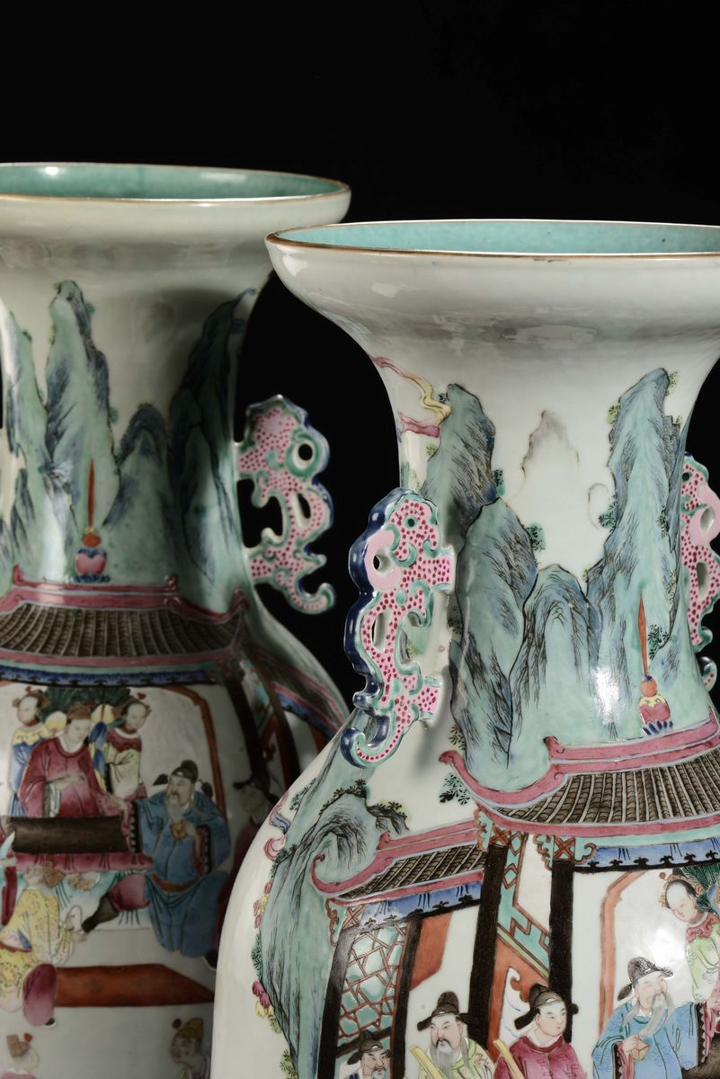 Coppia di Vasi in Porcellana Policroma con Raffigurazioni di Scene Orientali, Famiglia Rosa, Cina...