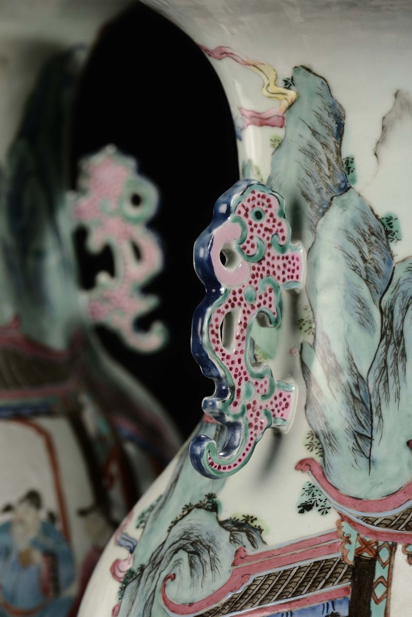 Coppia di Vasi in Porcellana Policroma con Raffigurazioni di Scene Orientali, Famiglia Rosa, Cina...
