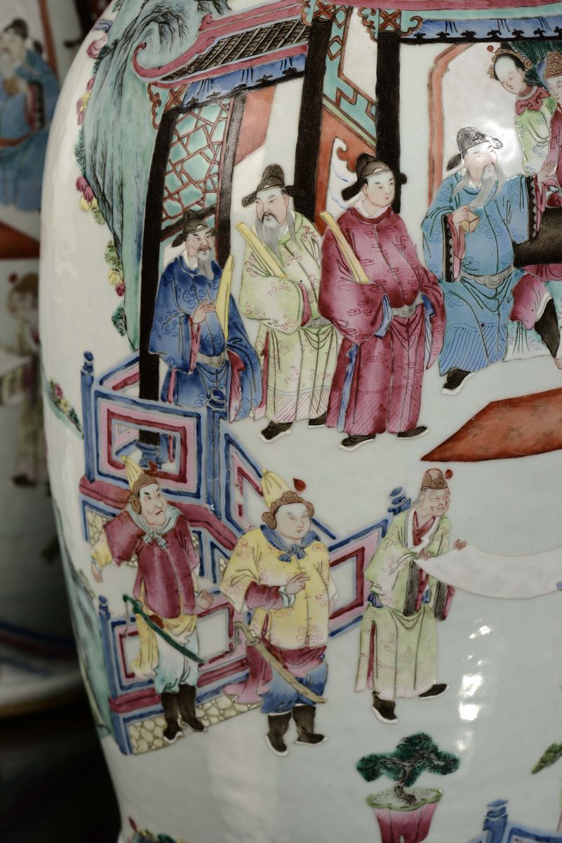 Coppia di Vasi in Porcellana Policroma con Raffigurazioni di Scene Orientali, Famiglia Rosa, Cina...