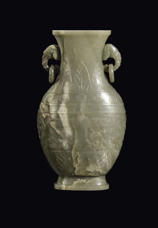 Grande vaso in giada Celadon inciso con decoro arcaico, Cina, Dinastia Qing, epoca Jiaqing (1796-1820)