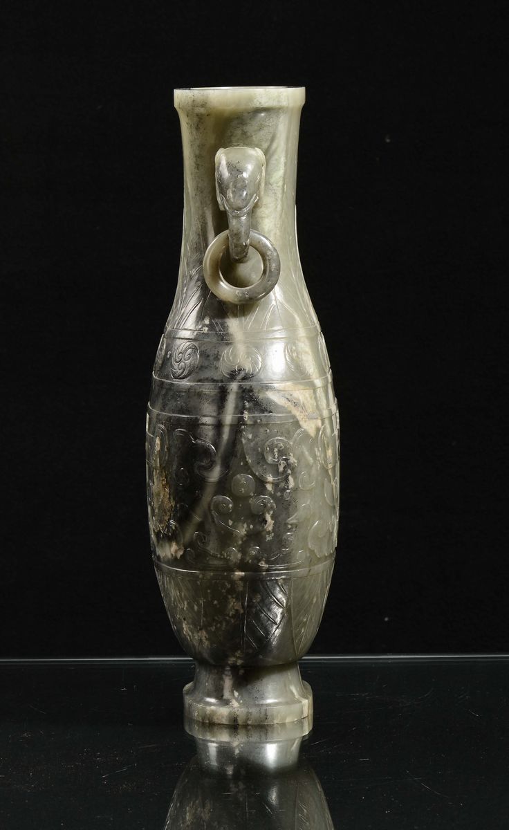 Grande Vaso in Giada Celadon Inciso con Decoro Arcaico, Cina, Dinastia Qing, Epoca Jiaqing (1796-...