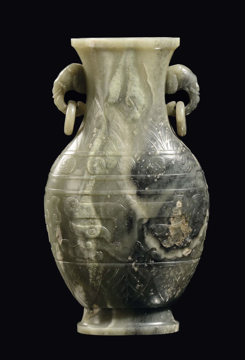 Grande Vaso in Giada Celadon Inciso con Decoro Arcaico, Cina, Dinastia Qing, Epoca Jiaqing (1796-...
