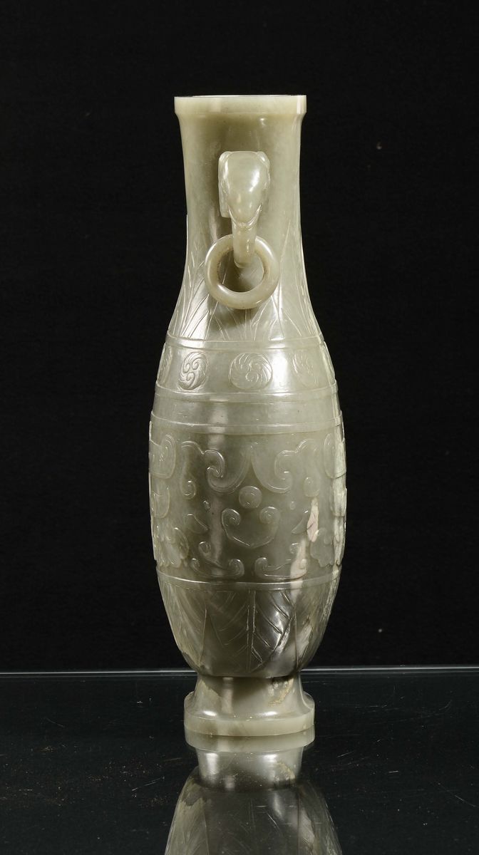 Grande Vaso in Giada Celadon Inciso con Decoro Arcaico, Cina, Dinastia Qing, Epoca Jiaqing (1796-...