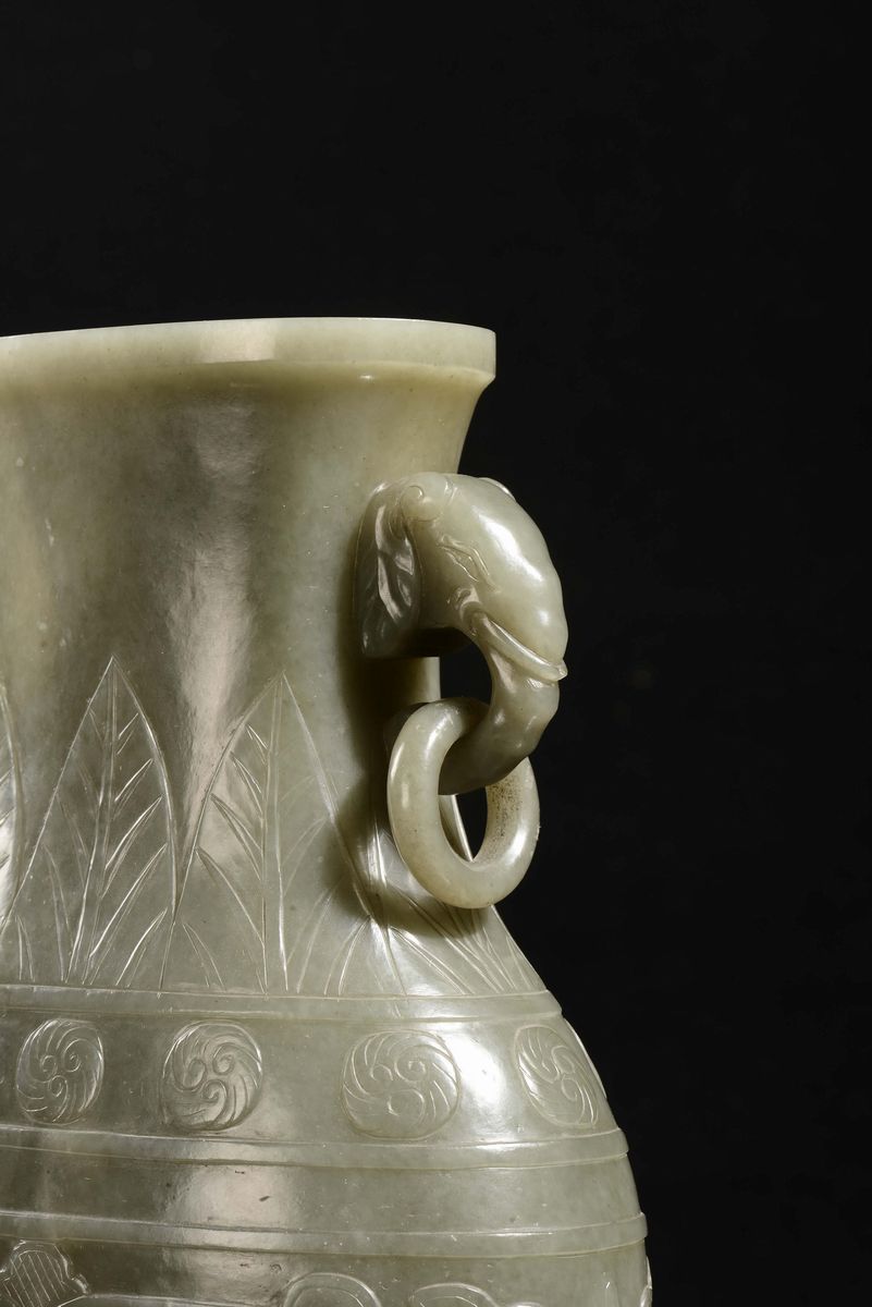 Grande Vaso in Giada Celadon Inciso con Decoro Arcaico, Cina, Dinastia Qing, Epoca Jiaqing (1796-...