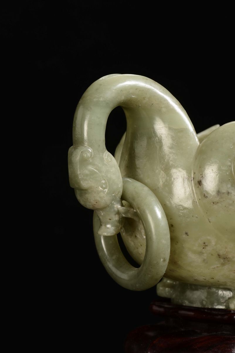 Cestino in Giada Verde Celadon con Manici a Guisa di Cigno, Cina, Dinastia Qing, XIX Secolo