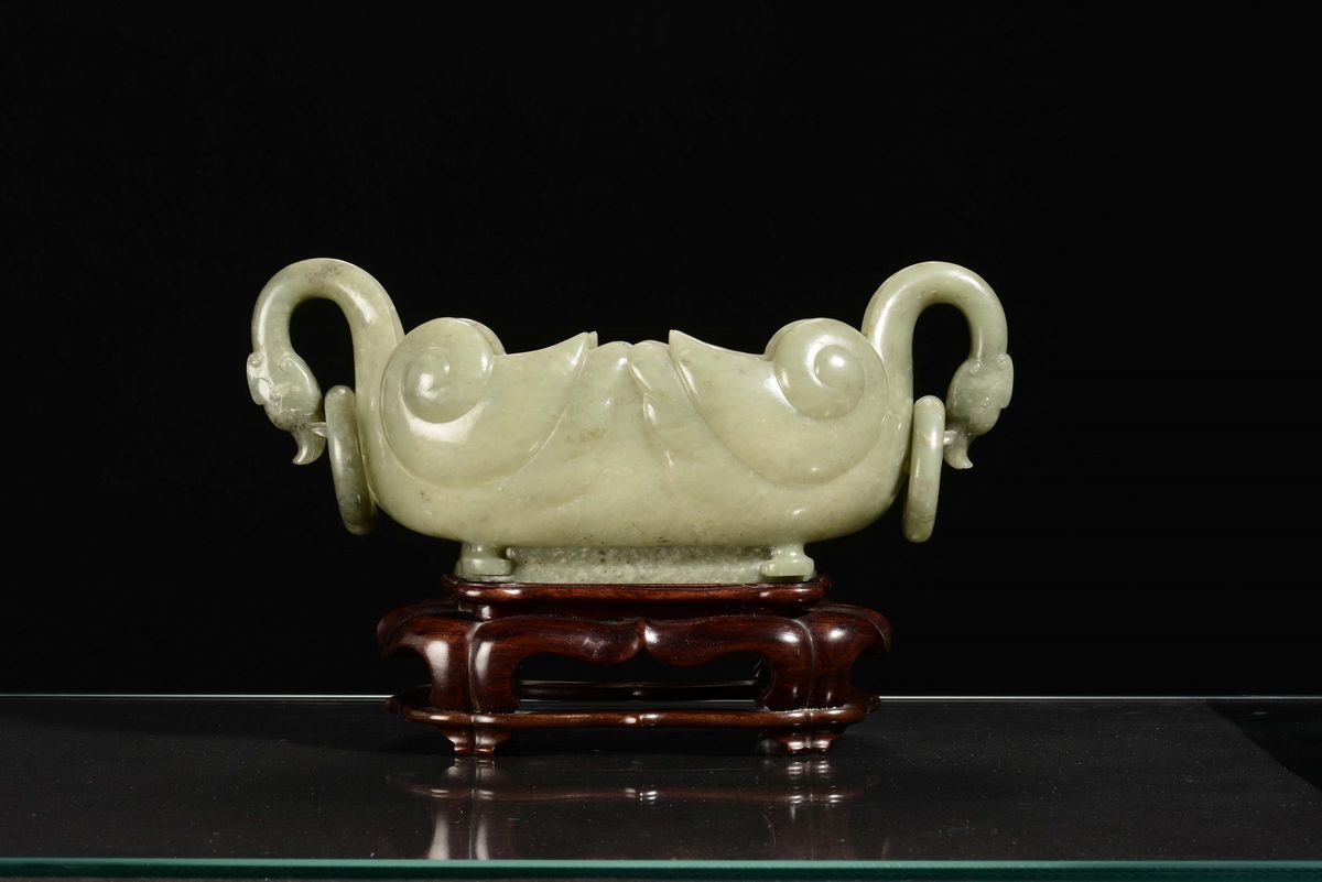 Cestino in Giada Verde Celadon con Manici a Guisa di Cigno, Cina, Dinastia Qing, XIX Secolo