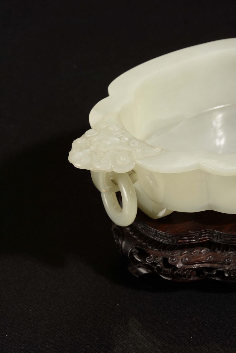 Coppetta Lobata in Giada Bianca Celadon, Cina, Dinastia Qing, XIX Secolo