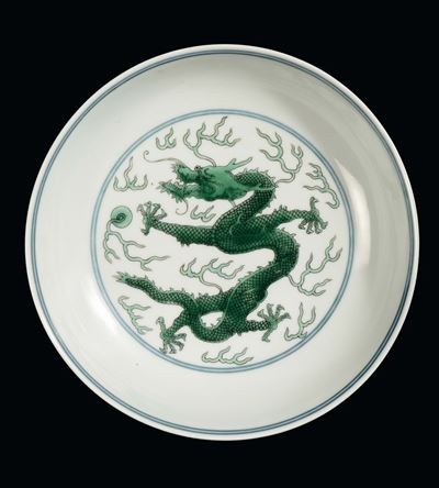 Piatto in Porcellana a Smalto Verde con Drago, Dinastia Qing, Marca e del Periodo Daoguang (1821-...