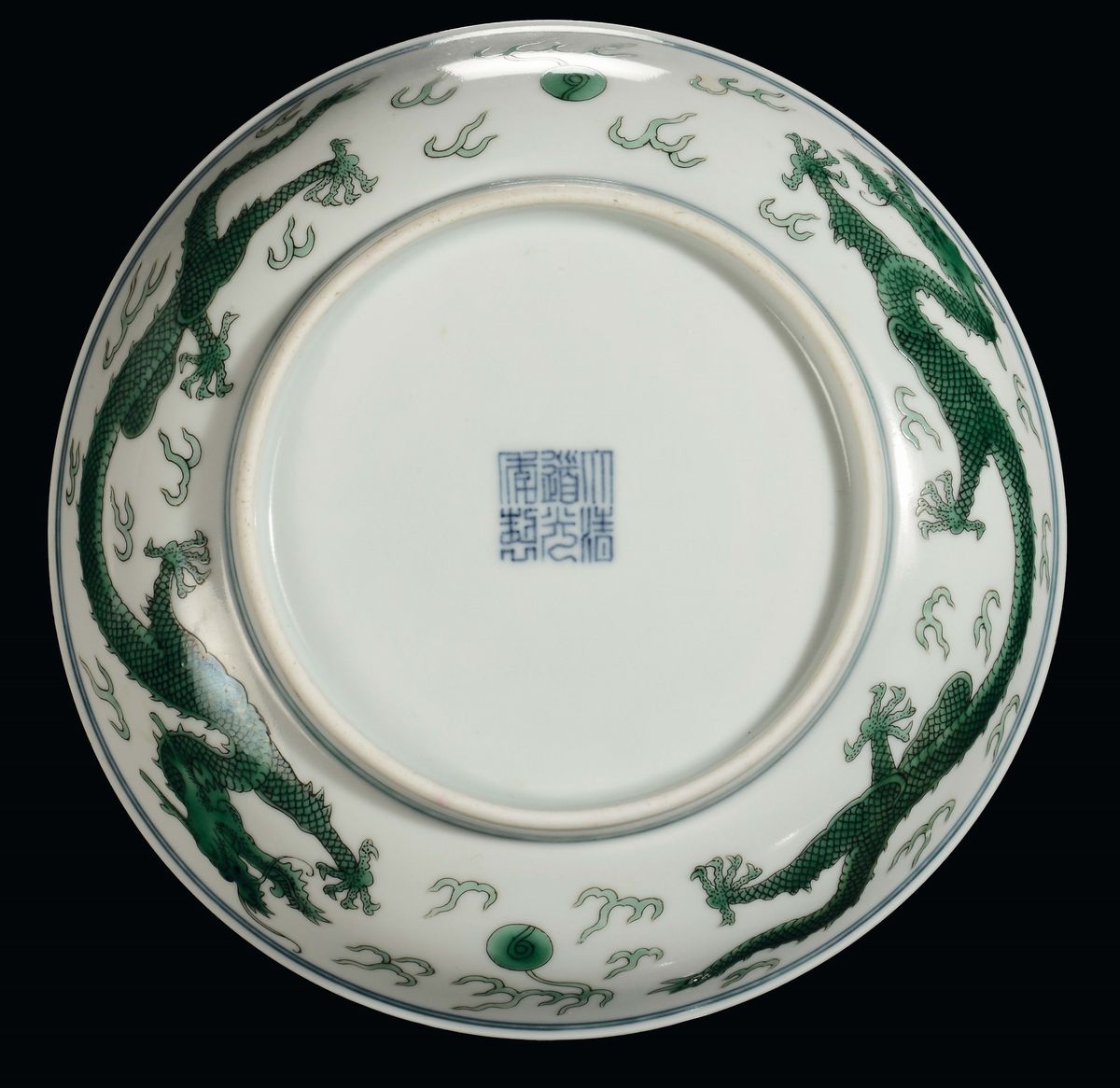 Piatto in Porcellana a Smalto Verde con Drago, Dinastia Qing, Marca e del Periodo Daoguang (1821-...