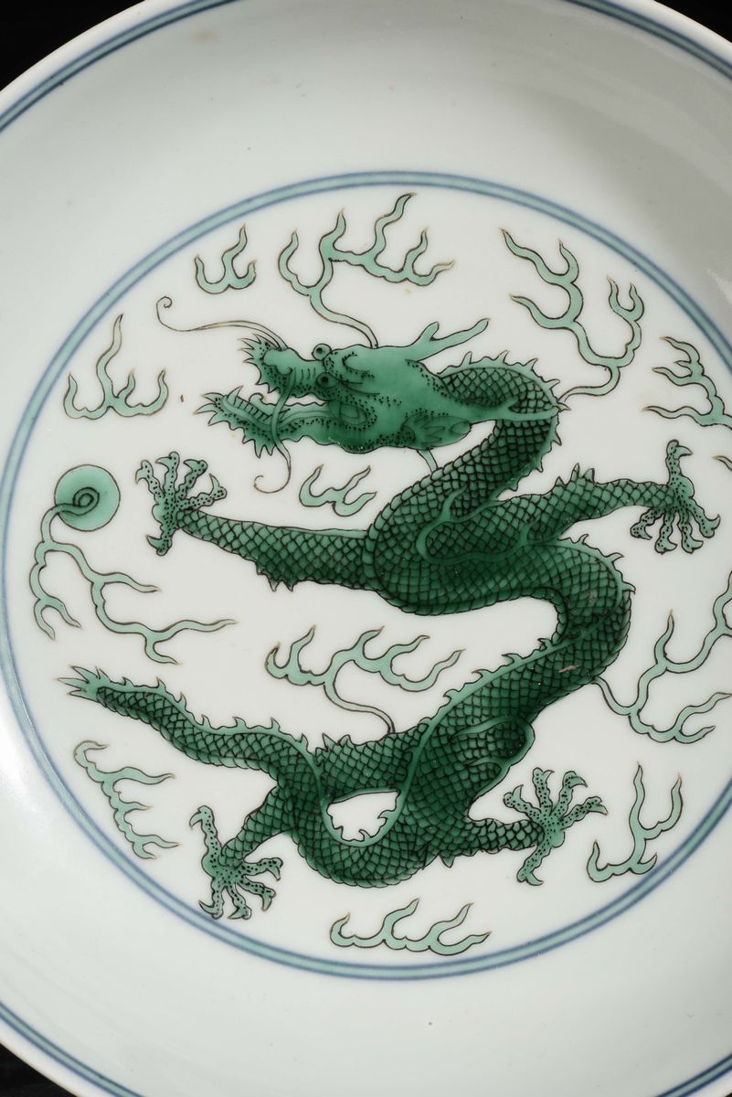Piatto in Porcellana a Smalto Verde con Drago, Dinastia Qing, Marca e del Periodo Daoguang (1821-...