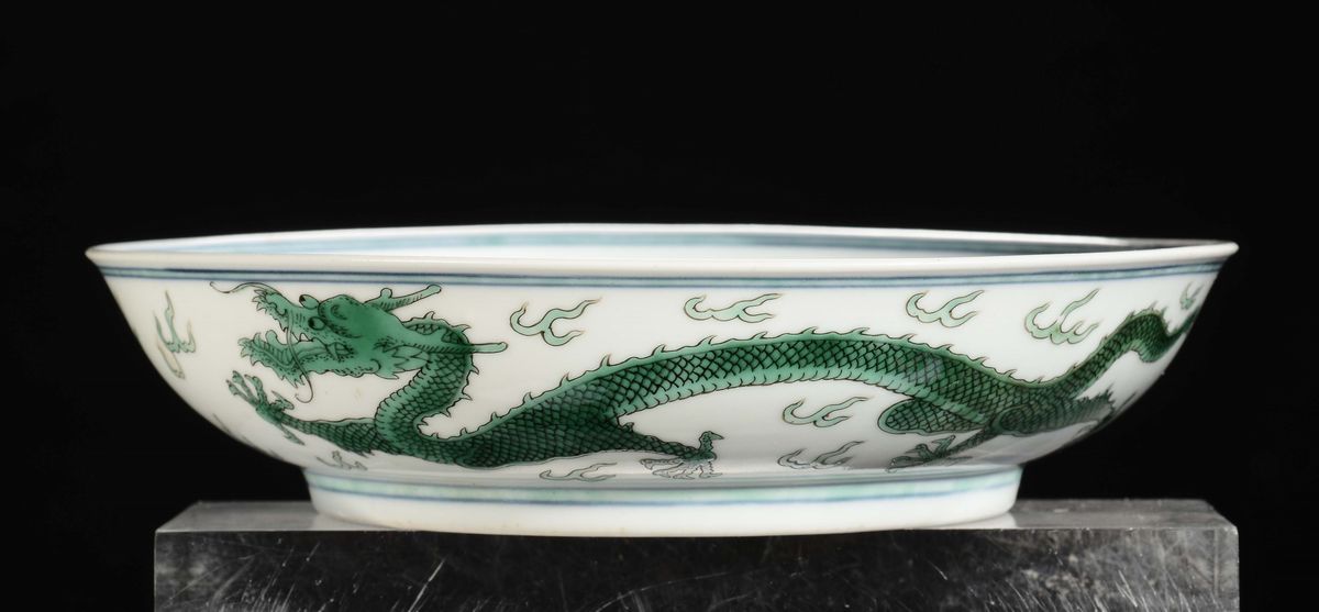 Piatto in Porcellana a Smalto Verde con Drago, Dinastia Qing, Marca e del Periodo Daoguang (1821-...