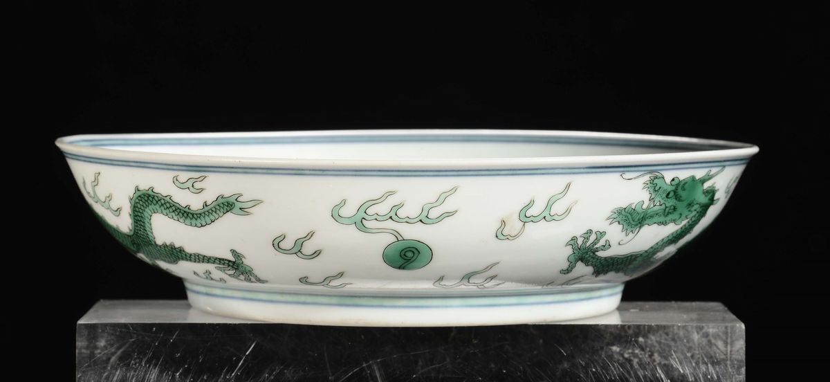 Piatto in Porcellana a Smalto Verde con Drago, Dinastia Qing, Marca e del Periodo Daoguang (1821-...
