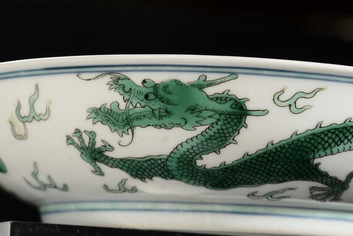 Piatto in Porcellana a Smalto Verde con Drago, Dinastia Qing, Marca e del Periodo Daoguang (1821-...