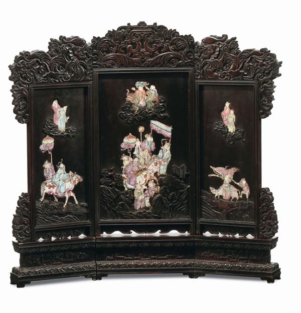 A screen with wood figures and polychrome porcelain, China, Qing Dynasty, 19th century
