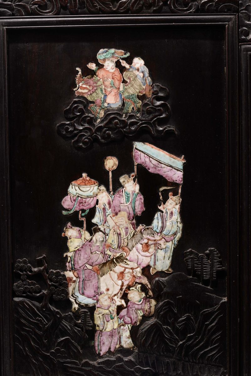 Paravento con Figure in Legno e Porcellana Policroma, Cina, Dinastia Qing, XIX Secolo