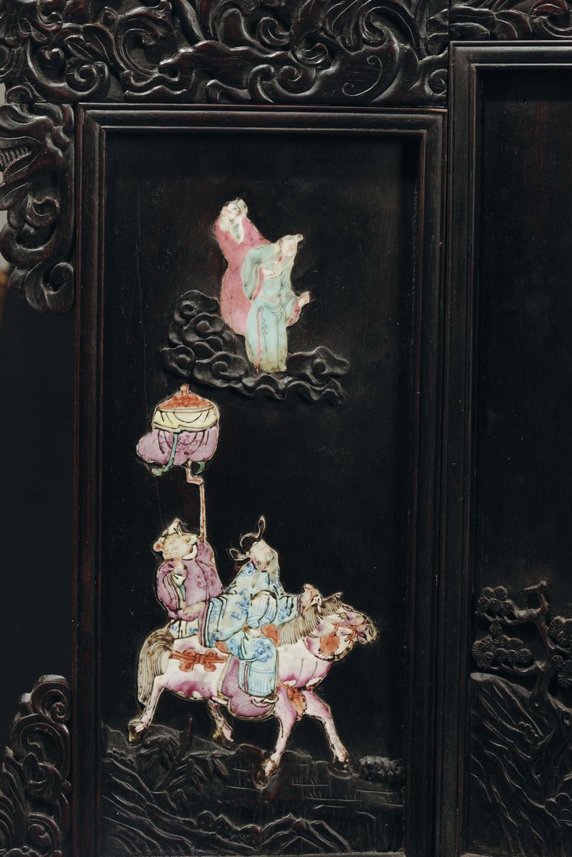 Paravento con Figure in Legno e Porcellana Policroma, Cina, Dinastia Qing, XIX Secolo