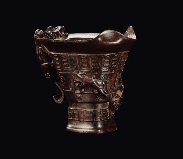 Coppa in legno di zitan intagliato con decoro stilizzato e presa scolpita a guisa di animale fantastico, Cina, Dinastia Qing, XVIII secolo