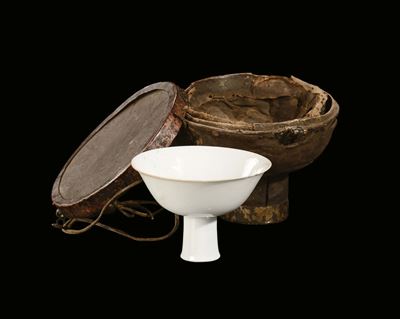 Rara Stem Cup in Porcellana a Decoro Segreto, Cina, Dinastia Ming, Periodo Yongle (1403-1424)