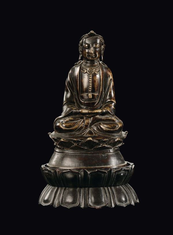 Figura di Buddah in bronzo a patina scura, Cina, Dinastia Ming, XVII secolo