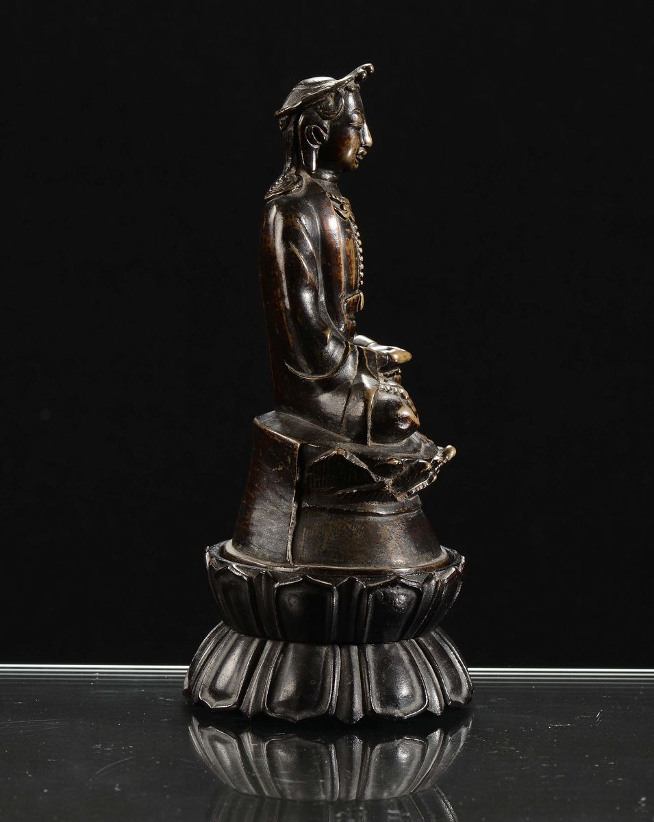 Figura di Buddah in Bronzo a Patina Scura, Cina, Dinastia Ming, XVII Secolo