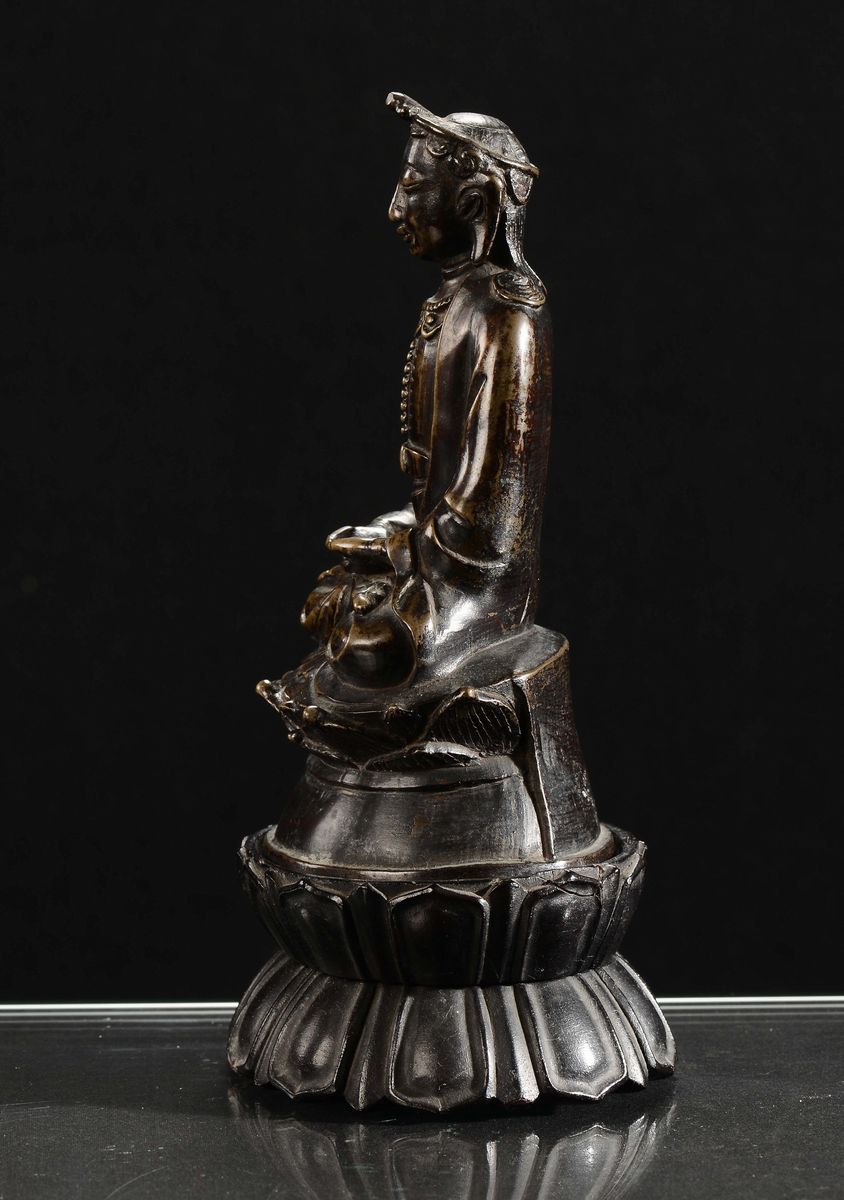 Figura di Buddah in Bronzo a Patina Scura, Cina, Dinastia Ming, XVII Secolo