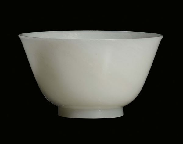 A white jade cup China, Qing Dynasty, Qianlong  Period (1736-1795) Ciotola in giada bianca, Cina, Dinastia Qing, Periodo Qianlong (1736-1795)
