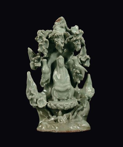 Raro Gruppo in Porcellana Longquan Celadon Raffigurante Guanyin Seduta tra le Rocce, Cina, Dinast...