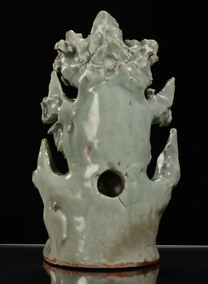 Raro Gruppo in Porcellana Longquan Celadon Raffigurante Guanyin Seduta tra le Rocce, Cina, Dinast...