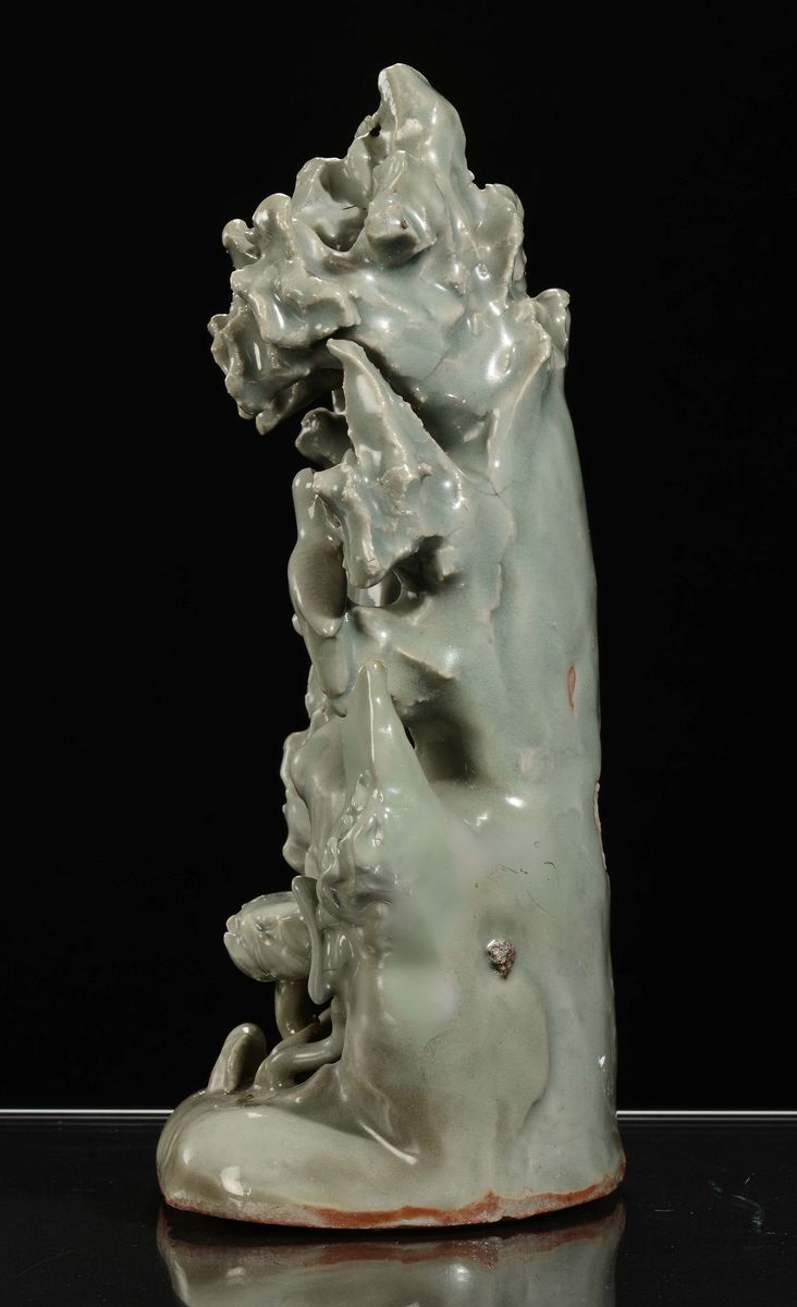 Raro Gruppo in Porcellana Longquan Celadon Raffigurante Guanyin Seduta tra le Rocce, Cina, Dinast...