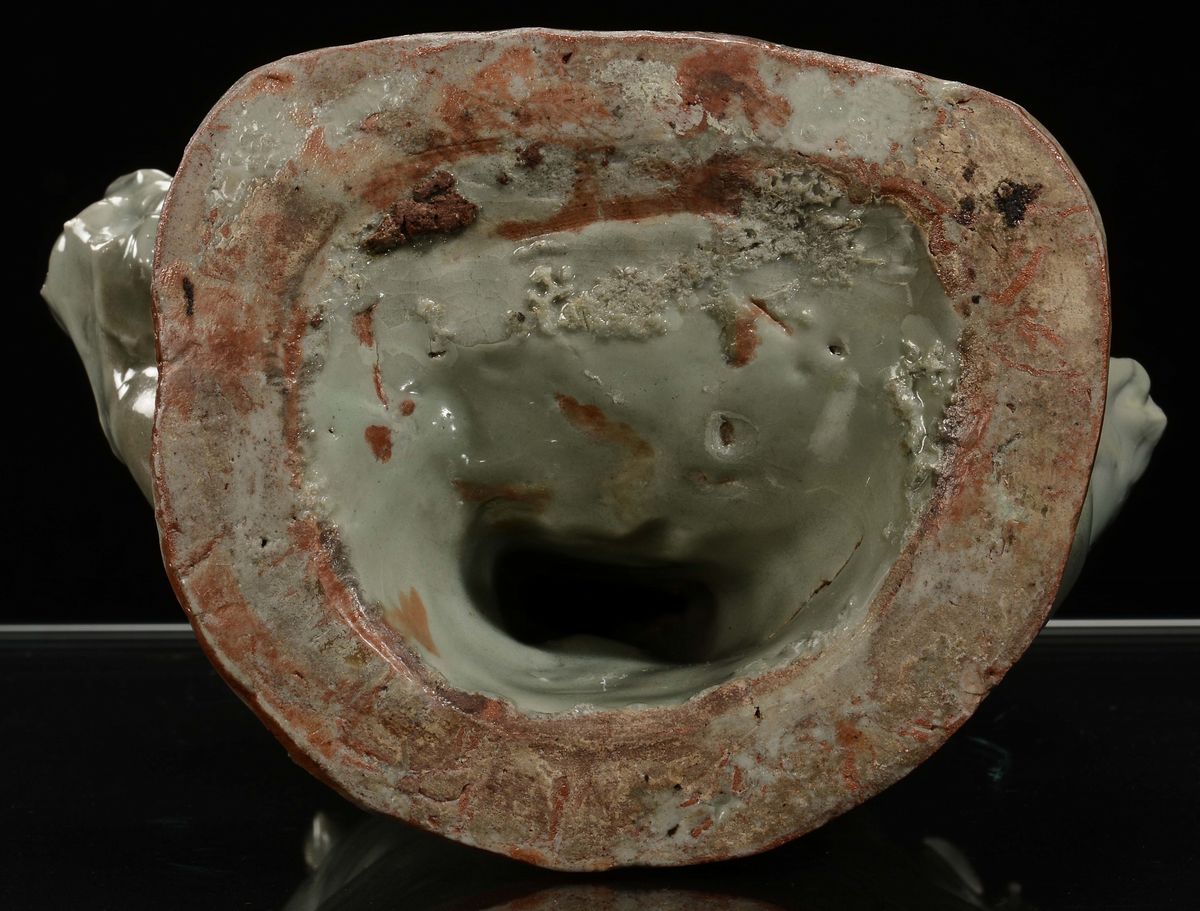 Raro Gruppo in Porcellana Longquan Celadon Raffigurante Guanyin Seduta tra le Rocce, Cina, Dinast...