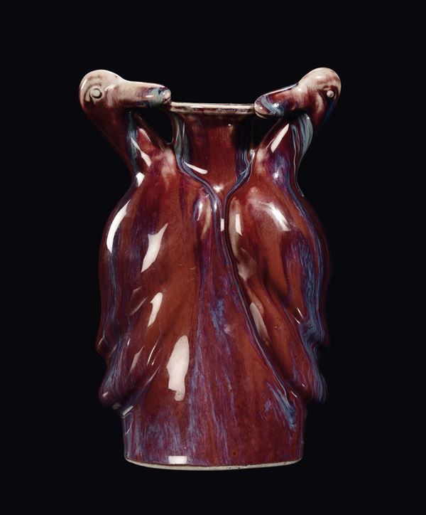 Vaso in porcellana con decoro flambè anse a guisa di volatili, Cina, XIX secolo