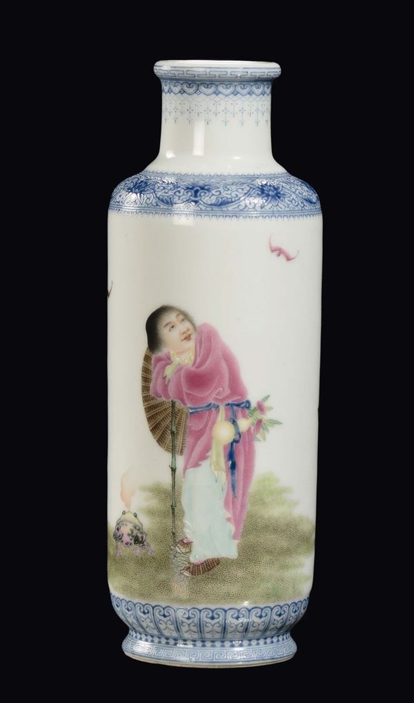 Vaso ruleau in porcellana policroma decorato con figure orientali, Cina, Dinastia Qing, XIX secolo