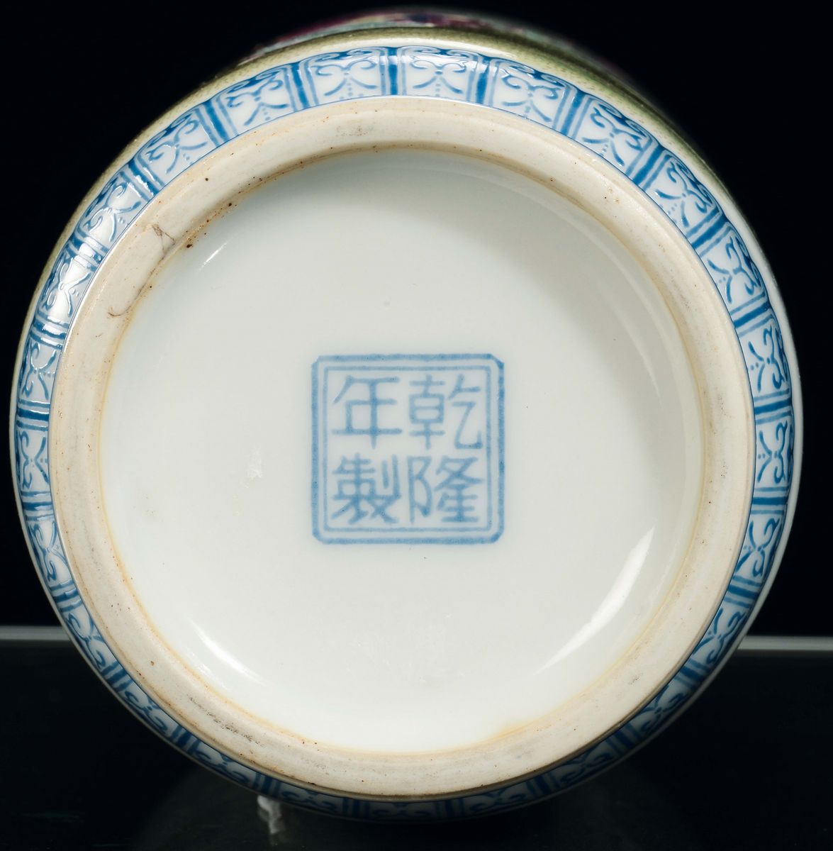 Vaso Ruleau in Porcellana Policroma Decorato con Figure Orientali, Cina, Repubblica, XX Secolo