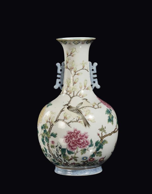 Vaso in porcellana policroma Famiglia Rosa a soggetto naturalistico, Cina, Dinastia Qing, marca e del periodo Daoguang (1821-1850)