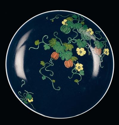 Piattino in Porcellana a Fondo Blu con Decoro Floreale, Cina, Dinastia Qing, XVIII Secolo