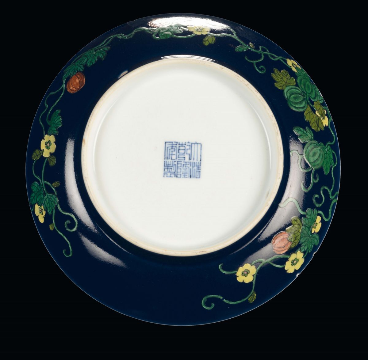 Piattino in Porcellana a Fondo Blu con Decoro Floreale, Cina, Dinastia Qing, XVIII Secolo