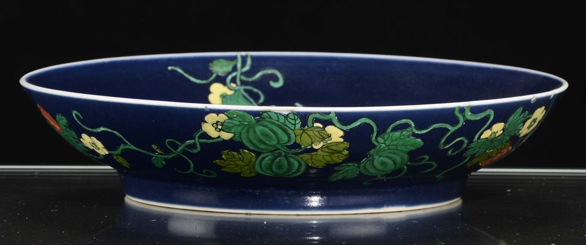 Piattino in Porcellana a Fondo Blu con Decoro Floreale, Cina, Dinastia Qing, XVIII Secolo