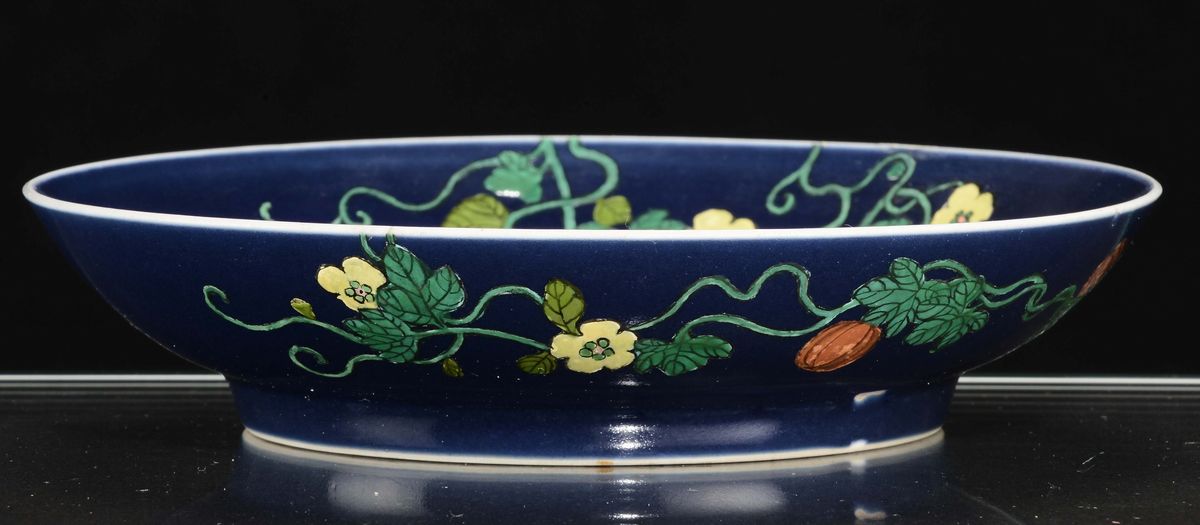 Piattino in Porcellana a Fondo Blu con Decoro Floreale, Cina, Dinastia Qing, XVIII Secolo