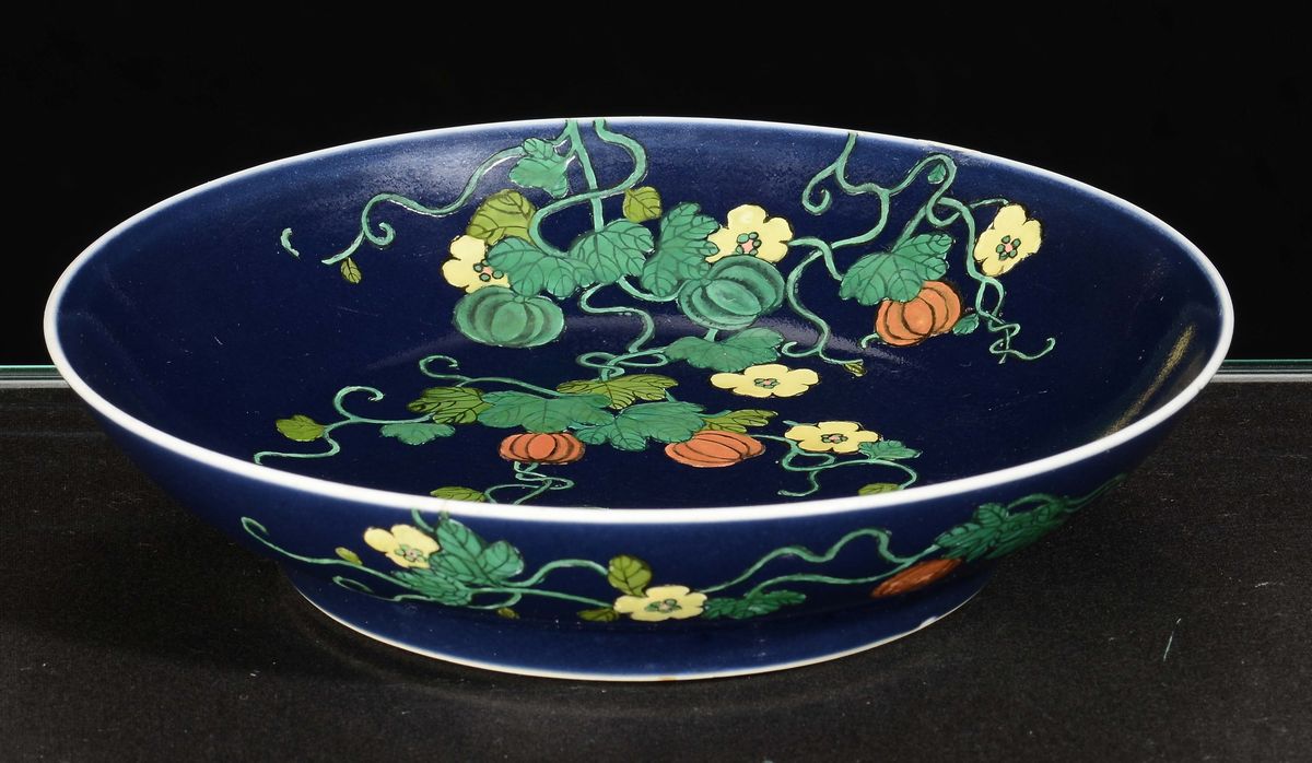 Piattino in Porcellana a Fondo Blu con Decoro Floreale, Cina, Dinastia Qing, XVIII Secolo